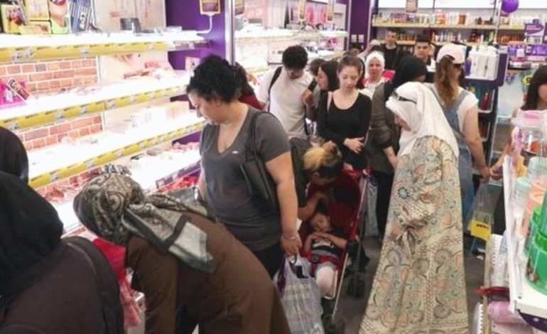 Kapısında kuyruklar oluştu! Yüzde 75 indirim yapıldı, tüm ürünler kapış kapış gitti