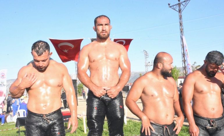 Karaadilli Yağlı Güreşleri’nin başpehlivanı Feyzullah Aktürk oldu