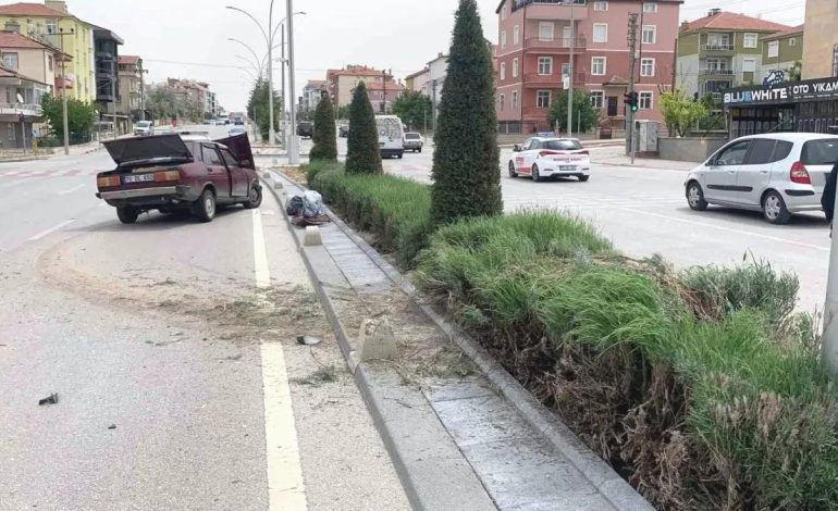 Karaman’da Kontrolden Çıkan Otomobil Aydınlatma Direğine Çarpıp Karşı Şeride Geçti
