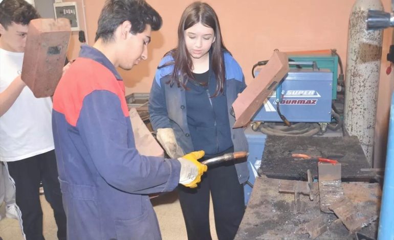 Karamürsel’de Ortaokul Öğrencilerine Mesleki Eğitim Tanıtım Gezisi