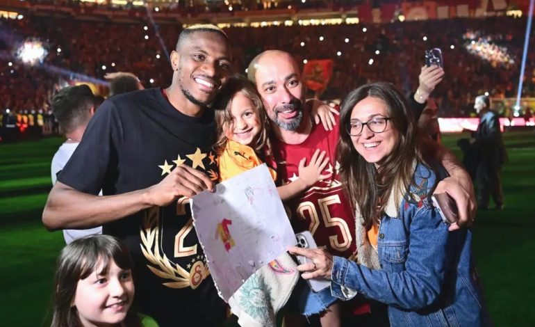 Kararını en yakınına açıkladı: Osimhen Galatasaray’da kalmaya daha yakın
