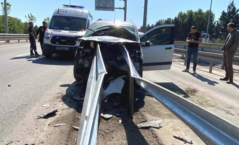 Kartepe’de Hafif Ticari Araç Bariyere Çarptı: Sürücü Yaralı