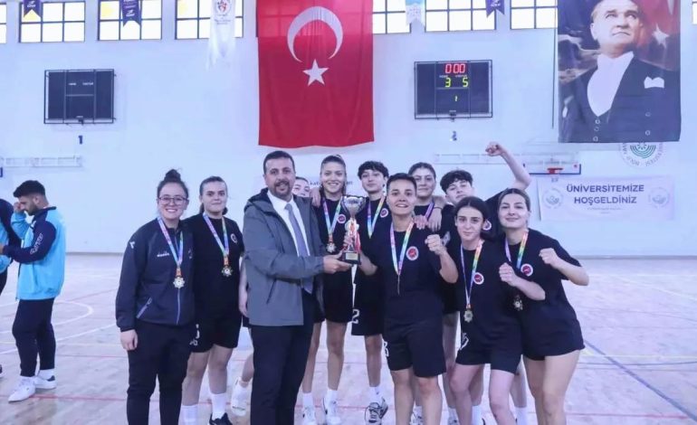 Kastamonu Üniversitesi Kadın Futsal Takımı Namağlup Şampiyon