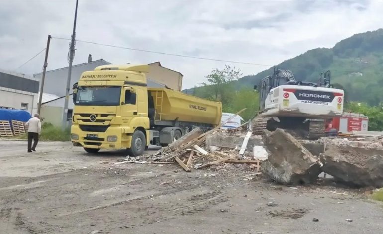 Kaynaşlı’da Geçici İş Yerlerinin Yıkımı Başladı