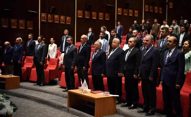 Kayseri Büyükşehir Belediye Başkanı Büyükkılıç, Yapay Zeka ve Dijitalleşme Sempozyumu’nda Konuştu