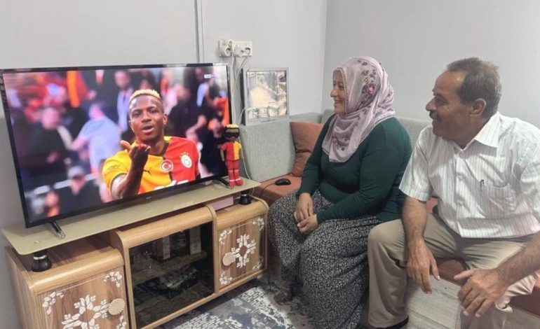Kayseri’de 52 yaşındaki Galatasaray taraftarı, Victor Osimhen’in bebeğini ördü