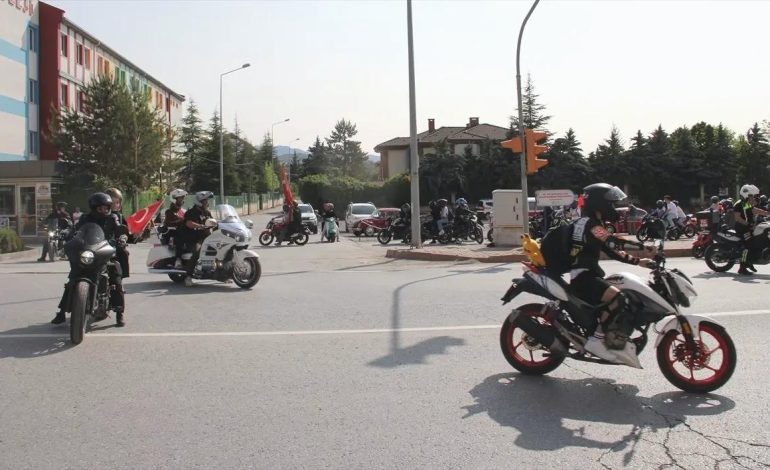Kayseri’de motosiklet tutkunları 19 Mayıs’ı şehir turuyla kutladı