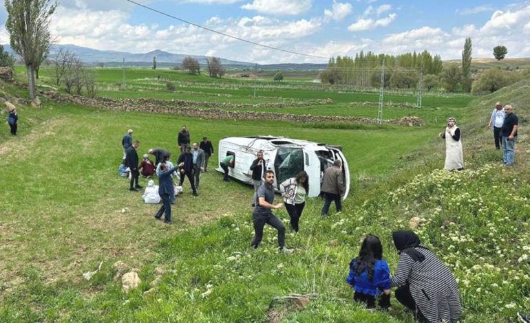 Kayseri’de öğrenci servisi devrildi: 15 öğrenci hastaneye kaldırıldı