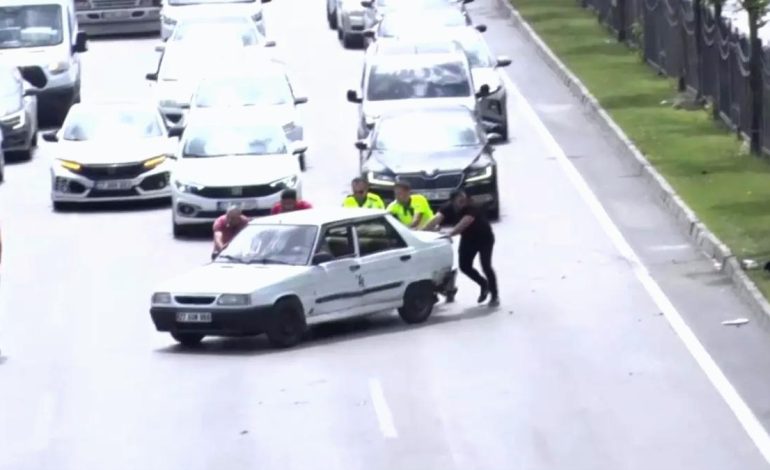 Kaza yapan otomobili polisler iterek yol kenarına çekti