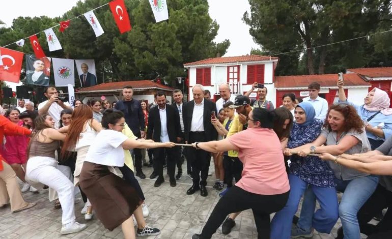 Kepez’de Anneler Günü Etkinliği Renkli Görüntülere Sahne Oldu
