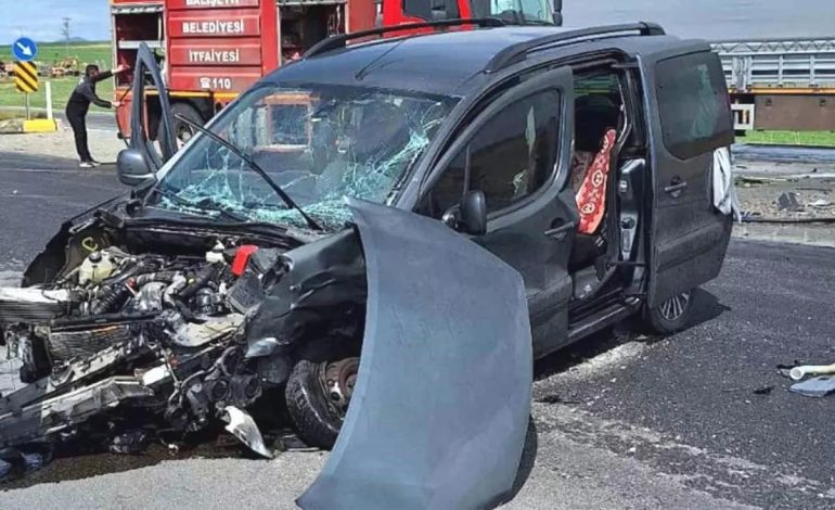 Kırıkkale’de Kamyonet ve Otomobil Çarpıştı: 3 Yaralı
