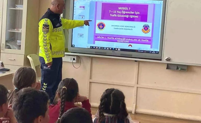 Kırklareli Jandarma’dan Öğrencilere Trafik Eğitimi