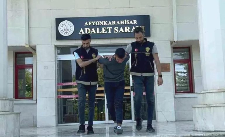 Kız Arkadaşını Jiletle Öldüren Zanlı Mahkemede