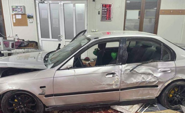 Kocaeli İzmit’te alkollü sürücü Ebubekir Sıddık Camii’ne çarptı: 1 yaralı