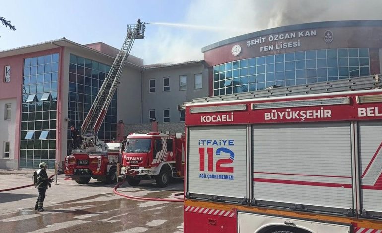 Kocaeli’de lisenin çatısı alev alev yandı