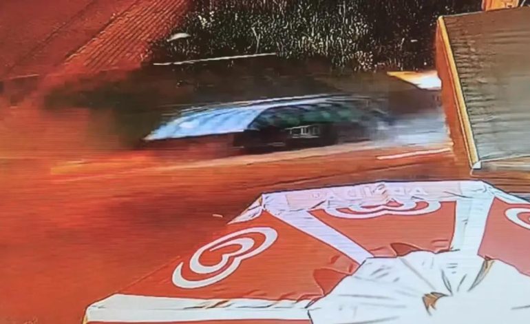 Kocaeli’de Otomobil Cami Duvarını Yıktı: 1 Yaralı