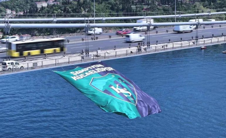 Kocaelispor’un Şampiyonluk Bayrağı İki Köprüye Asıldı