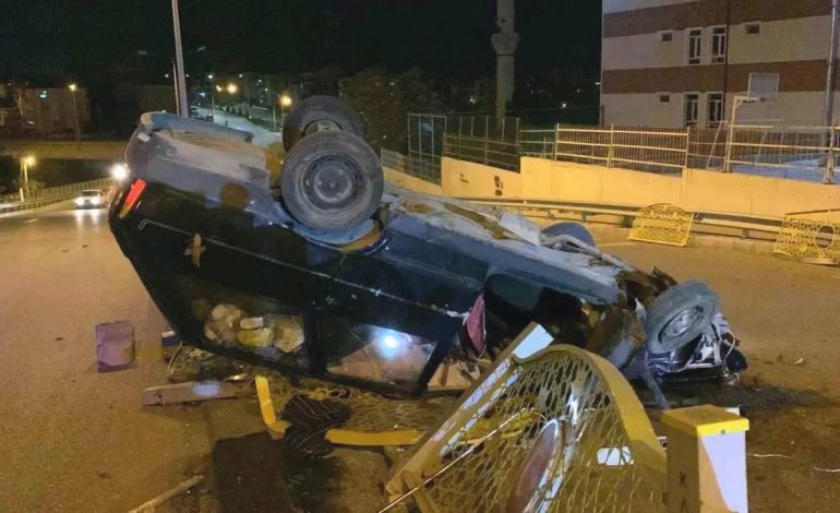 Kontrolden çıkan otomobil demir korkuluğa çarparak ters döndü