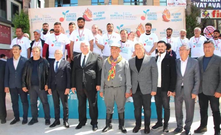 Kumluca’da Acı Biber Yeme Yarışması Renkli Anlara Sahne Oldu