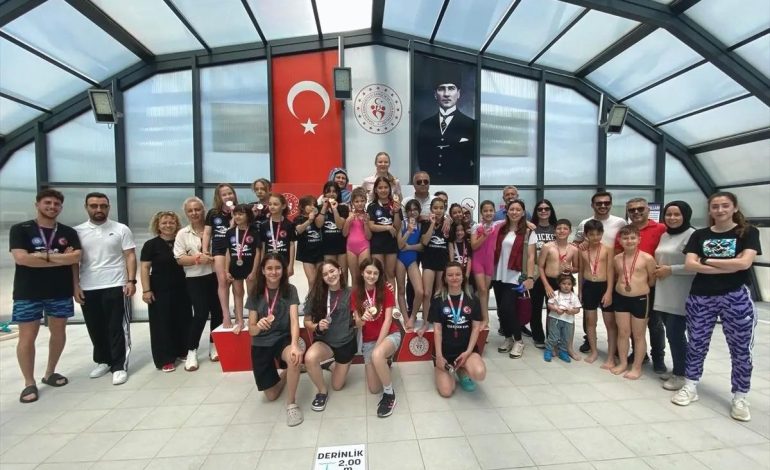 Kumluca’da Gençlik Haftası’nda Yüzme Şenliği Düzenlendi