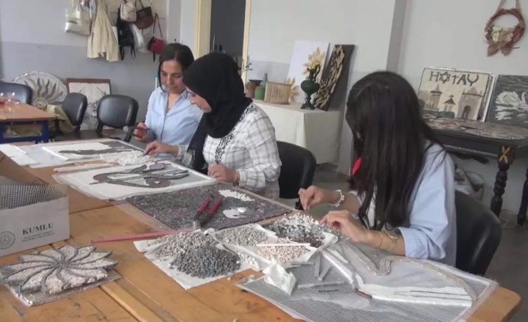 Kumlu’da Kadınlar Mozaik Sanatı ile Sosyalleşiyor