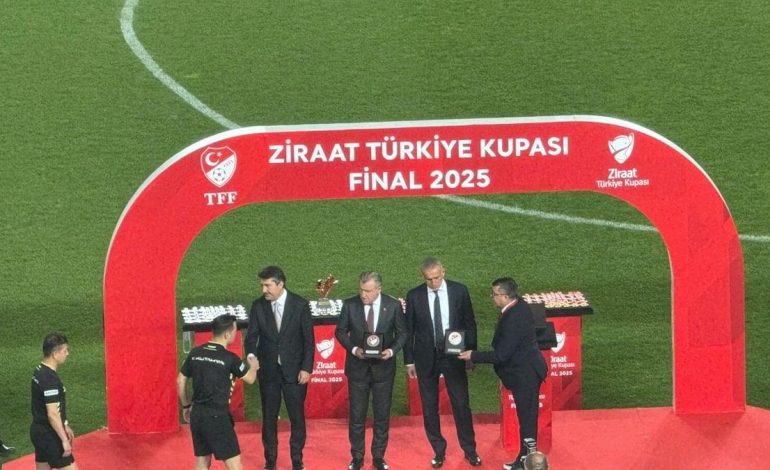 Kupa finalinde İbrahim Hacıosmanoğlu’na şok protesto!
