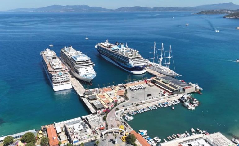 Kuşadası bir günde 5 kruvaziyer ağırladı
