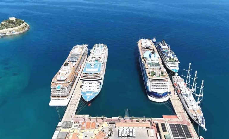 Kuşadası’na 5 Kruvaziyer Gemisiyle 4.902 Turist Geldi
