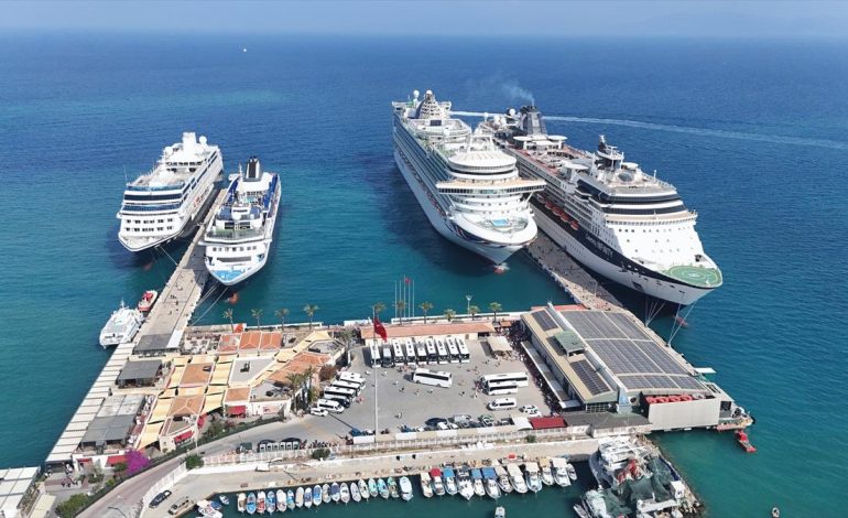 Kuşadası’na aynı anda 4 kruvaziyer demirledi