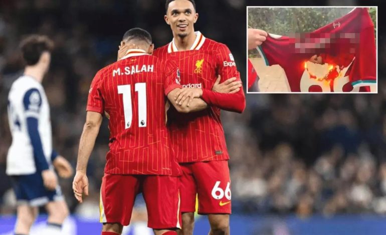 Liverpool taraftarı ayrılığı kaldıramadı, yıldız oyuncunun formasını yaktı