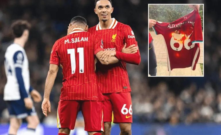 Liverpool taraftarı ayrılığı kaldıramadı, yıldız oyuncunun formasını yaktı