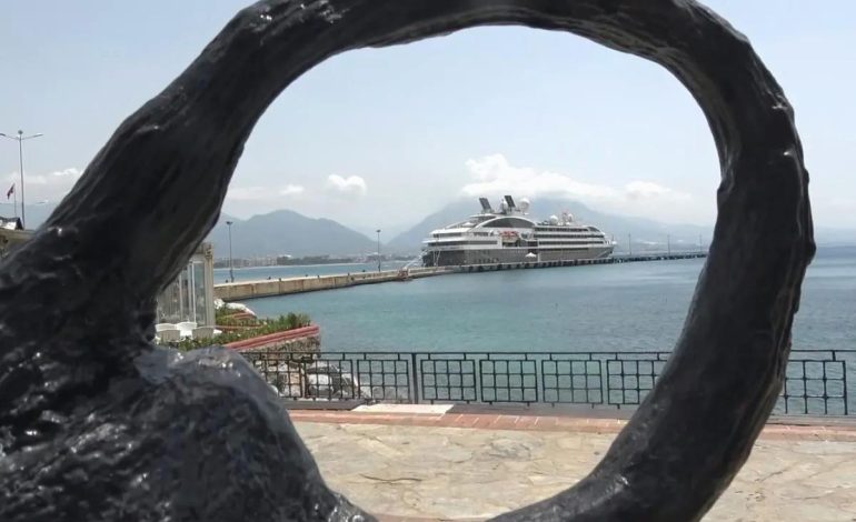 Lüks Kruvaziyer Alanya’ya Demirledi