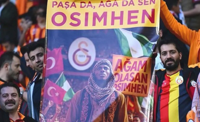 Maç öncesi tribünlerde dikkat çeken Osimhen pankartı