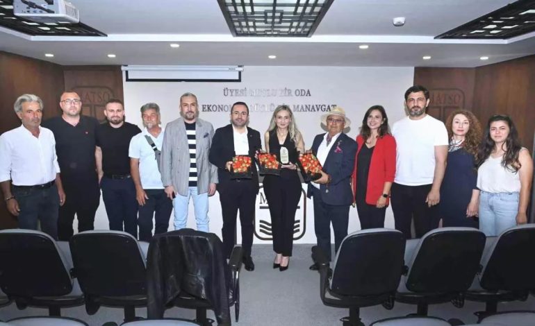 Manavgat’ta Topraksız Tarım ve Çilek Üretimi Gelişiyor