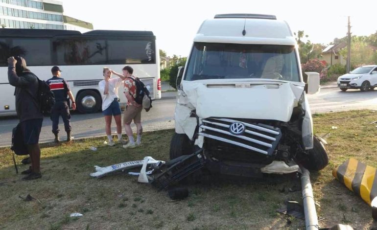 Manavgat’ta tur minibüsü ile hafif ticari araç çarpıştı: 4 yaralı