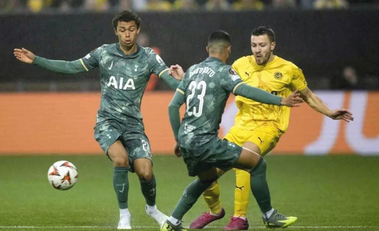 Manchester United ve Tottenham Finalde
