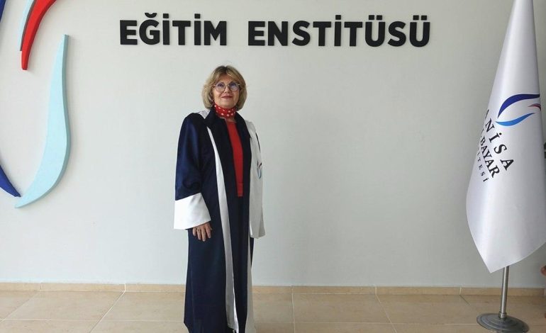 Manisa’da 72 yaşında üniversiteye dönüp “doktor” ünvanı aldı