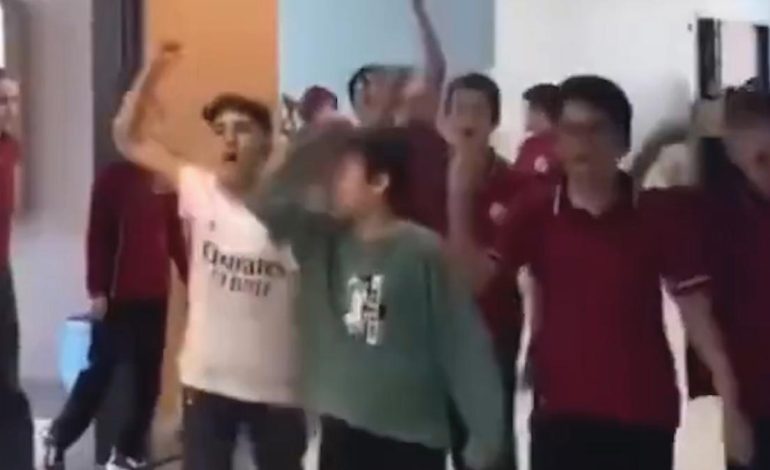 Manisa’da küçük çocuklardan ‘Ali Koç istifa’ tezahüratları
