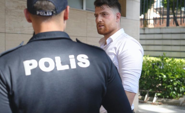 Manisa’da tuvalette altın dolu kese buldu