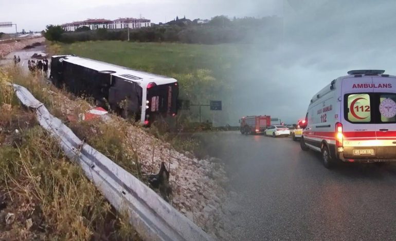 Manisa’da yolcu otobüsü şarampole yuvarlandı: 10 yaralı!