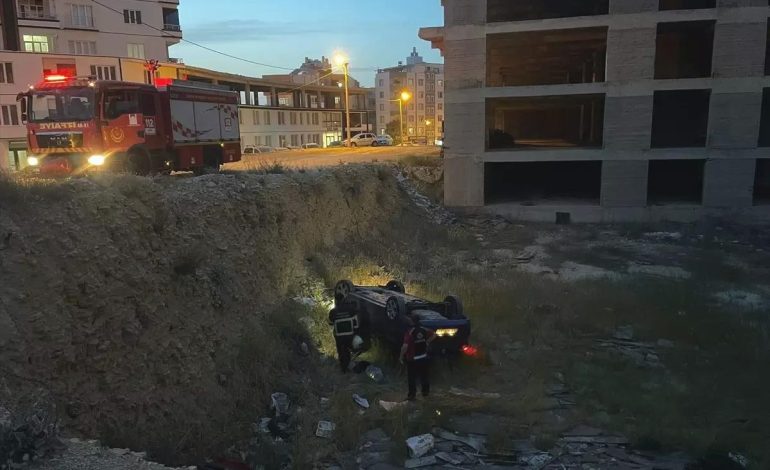 Mardin’de Otomobil Temel Çukuruna Devrildi: Sürücü Yaralandı