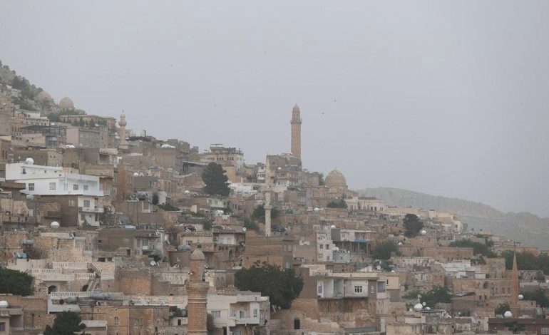 Mardin’in üzerini toz kapladı