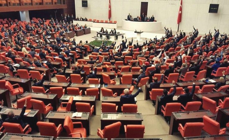 Meclis’te sekiz vekil eksildi