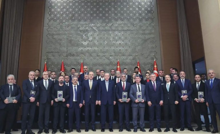 Medya ödülleri sahiplerini buldu! Cumhurbaşkanı Erdoğan’dan Türkiye Basın Federasyonuna teşekkür