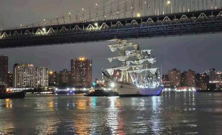 Meksika Donanması’na Ait Eğitim Gemisi Brooklyn Köprüsü’ne Çarptı: 2 Ölü, 19 Yaralı