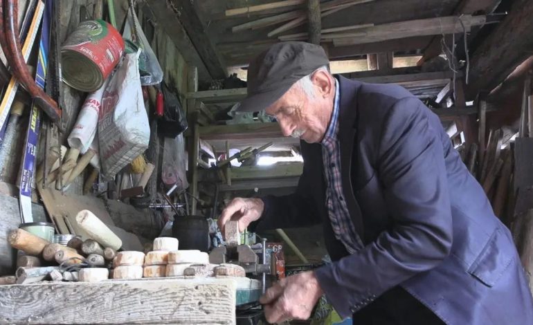Mengenli Emekli Marangozun Minyatür Tarım Aletleri