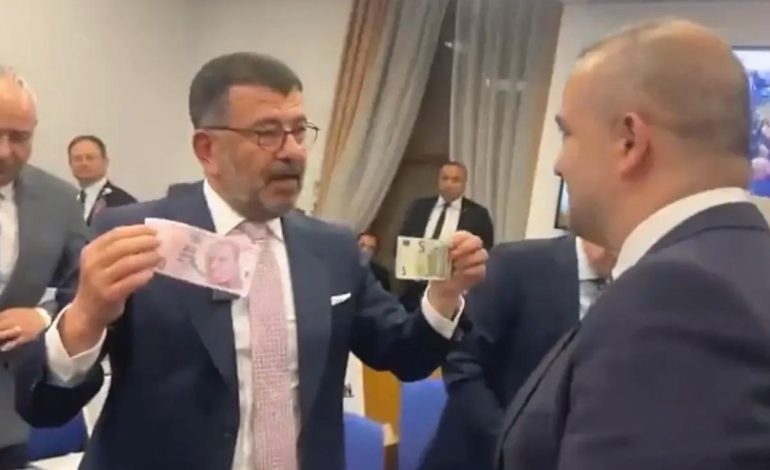 Merkez Bankası Başkanı Karahan’a Meclis’te dövizli protesto