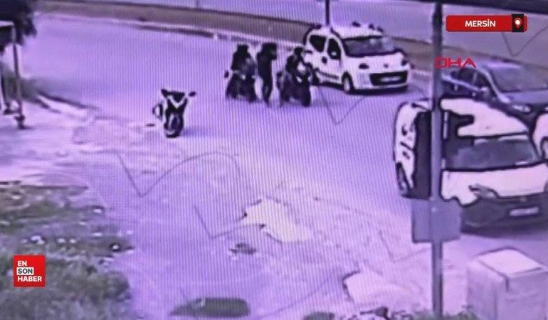 Mersin’de kaskla defalarca araca vurup, sürücüsünü darbetti