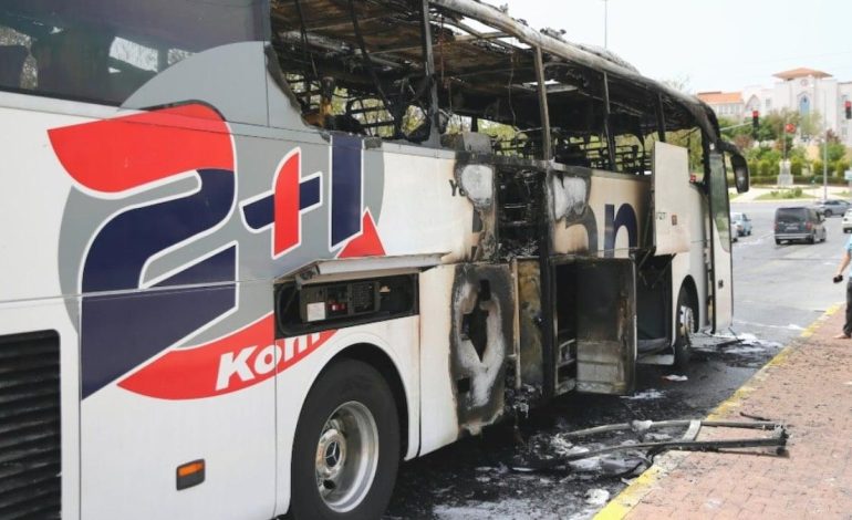 Mersin’de seyir halindeki yolcu otobüsü yandı