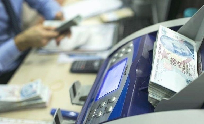 Mevduatlar geriledi, kredi hacmi arttı